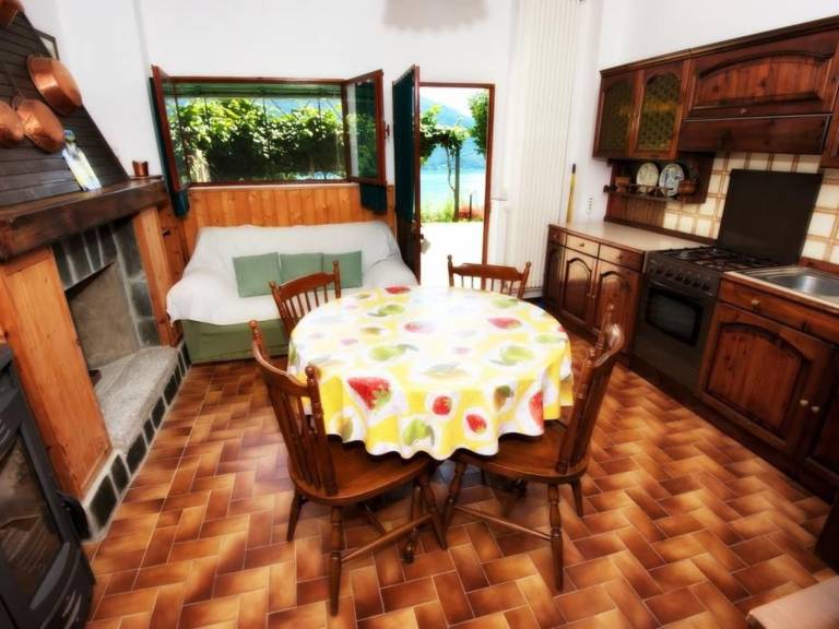 Rental apartment with yard & BBQ — photo 3