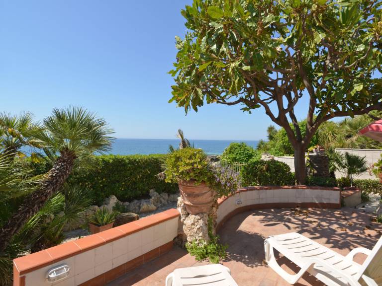 Vacation home with barbecue, garden & terrace | Sea view — photo 5
