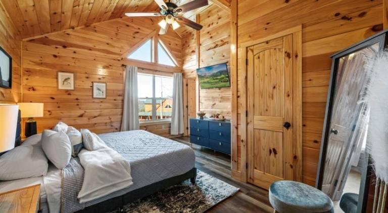 Pigeon Forge 4BR Cabin Heated Pool Sleeps 14 — photo 2