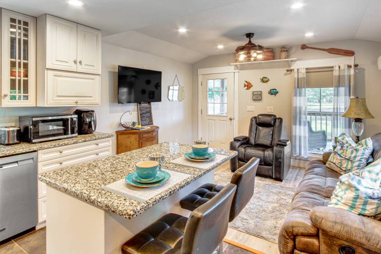 Waterfront Deck! Couple’s Retreat on Point A Lake — photo 4