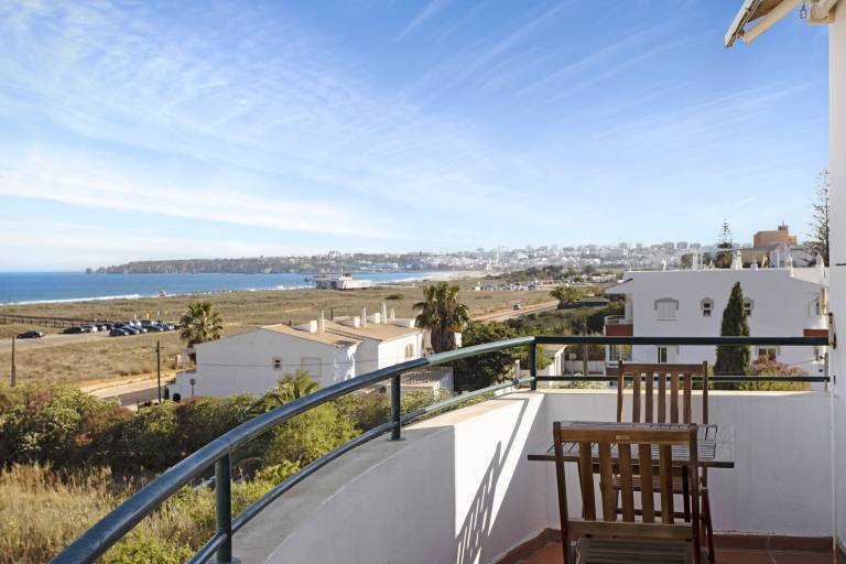 Pet-Friendly Apartment Meia Praia by the Beach & Wi-Fi — photo 4