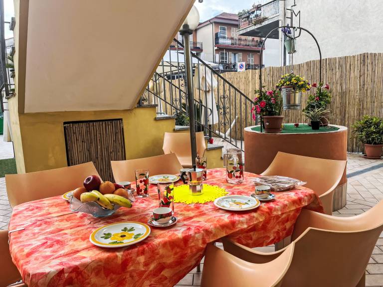Rental apartment with patio, BBQ & yard — photo 2