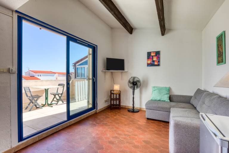 Cap d'Agde T2 with Terrace, Sea View, Near Beach — photo 4