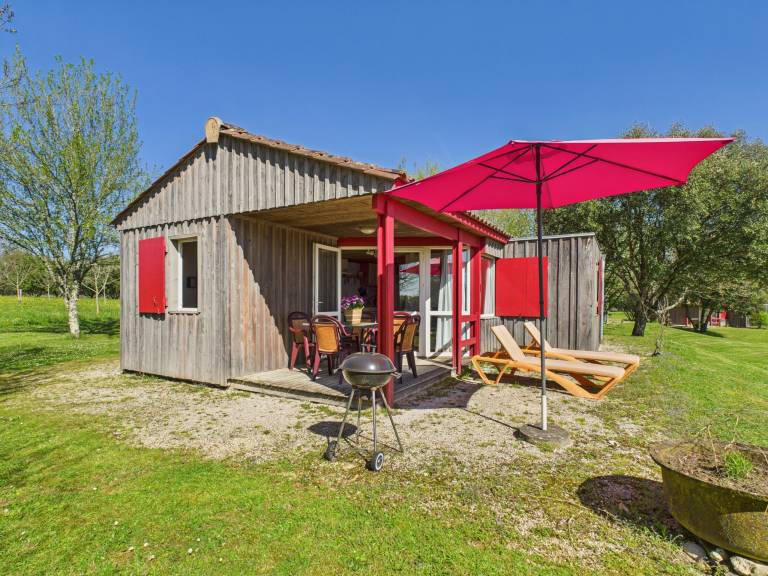 Chalet with patio, pool & grill — photo 2
