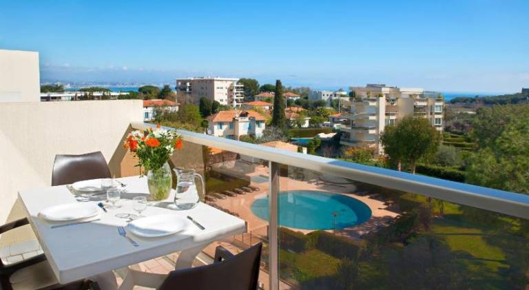 Lovely holiday apartment with terrace, yard & pool | Pets allowed — photo 3