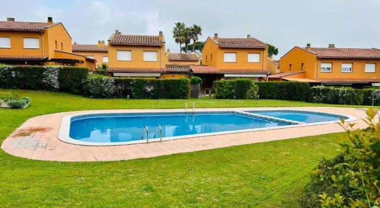 House with patio, barbecue & pool in Calella