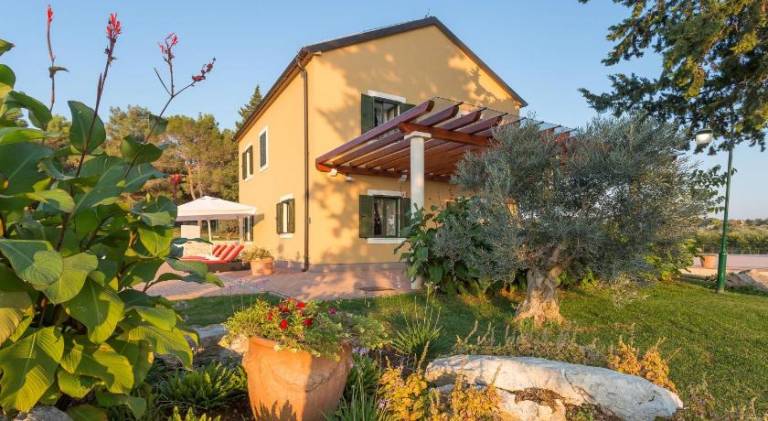 Villa with hot tub & pool | Good for workation — photo 5