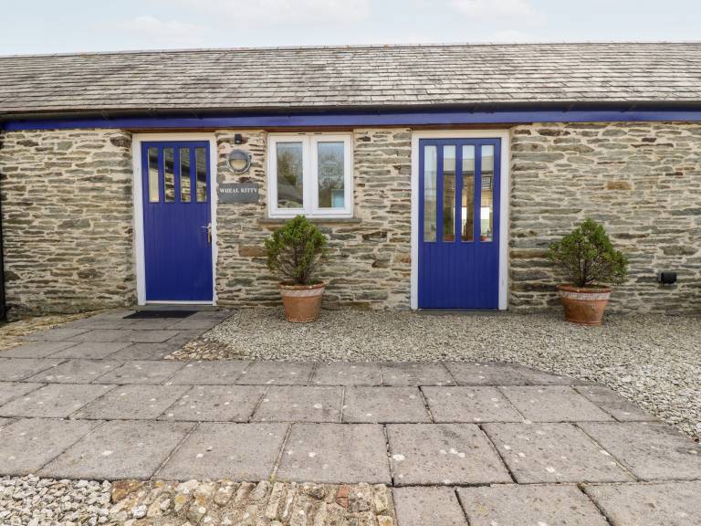 Cottage with yard — photo 2