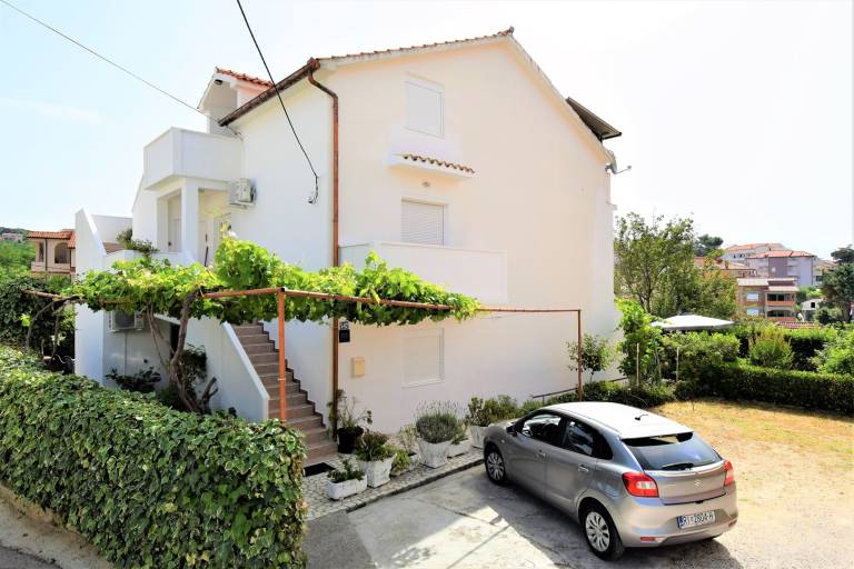 Apartment with garden & barbecue — photo 2