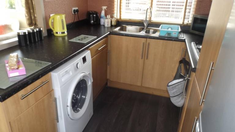 Two bedroom timber lodge, Avonvale Holiday Lodges — photo 4