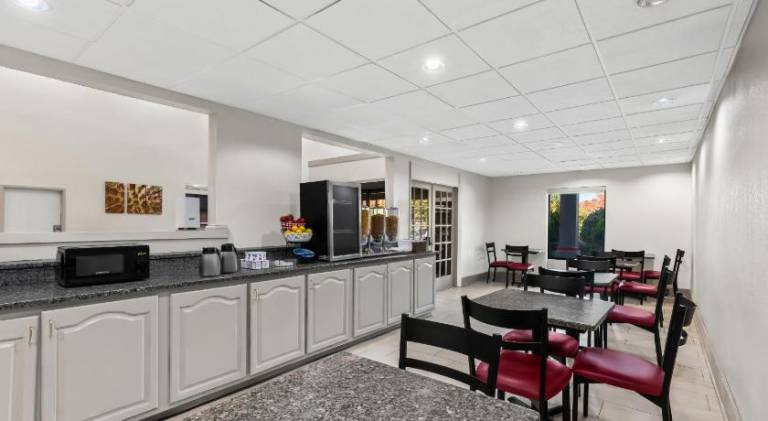 Red Roof PLUS & Suites Atlanta Airport South — photo 3