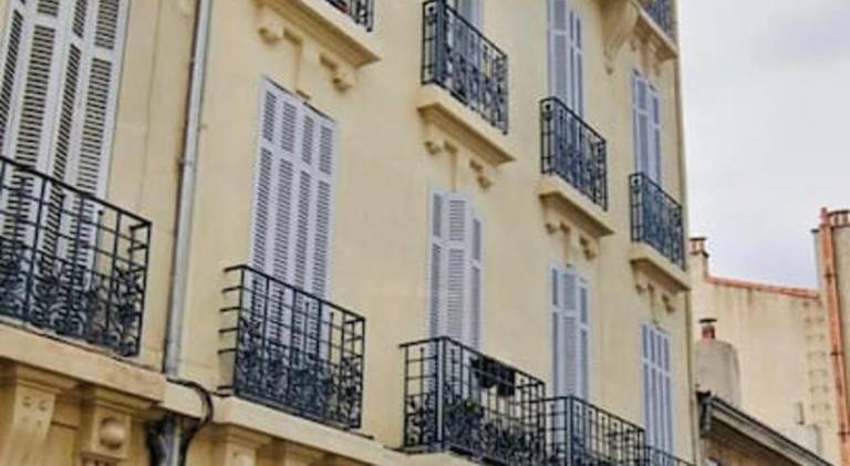 Fully equipped apartment with patio | Next to Notre-Dame de la Garde | Perfect for remote work | Pet-friendly in Marseille