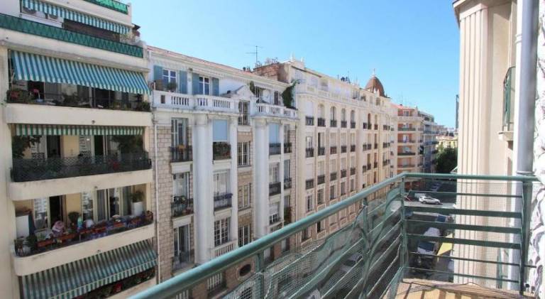 Chic & Spacious Getaway in Nice - 10min to Beach — photo 3