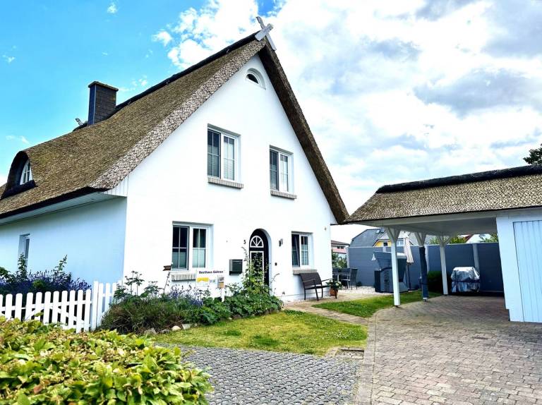 nah am Meer, ruhige Lage, Schwimmbad- und Saunanutzung - Reethaus Göhren FeWo 01 in Sellin