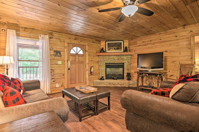 Cabin w/ Deck + Fireplace < 3 Mi to Dollywood! — photo 5
