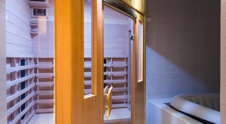 Holiday apartment with hot tub, patio & private pool | Close to Louvre | Suitable for remote work — photo 3