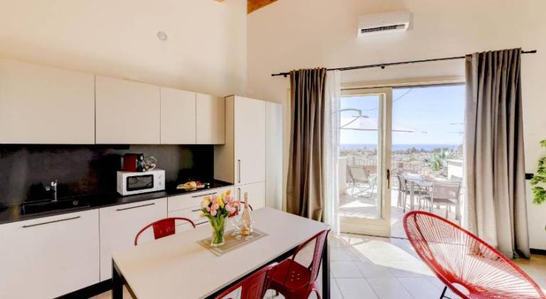 Charming holiday apartment with patio | Pets are welcome in Gardone Riviera