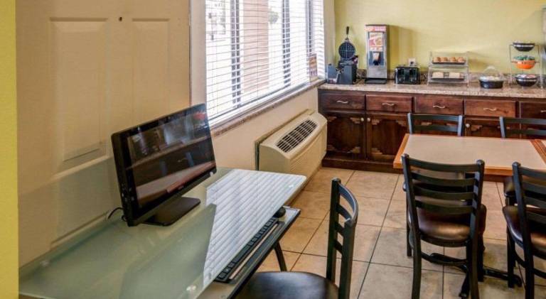 Econo Lodge Albuquerque East — photo 4