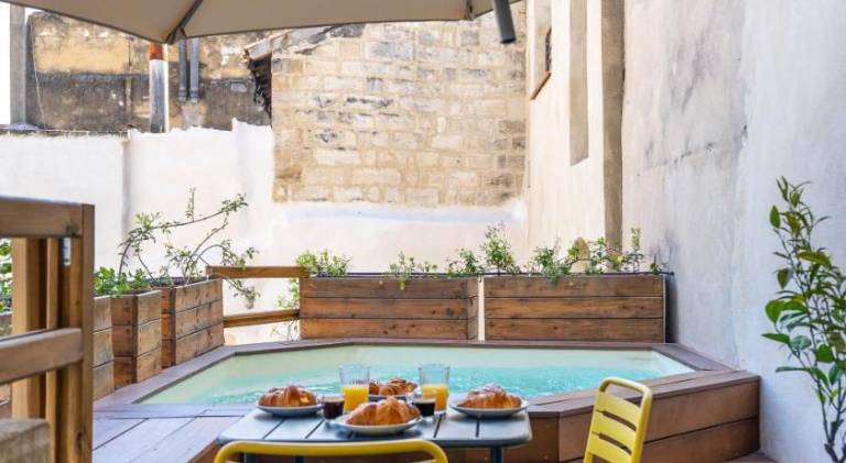 Rental apartment with heated pool & terrace | Near Popes' Palace in Avignon