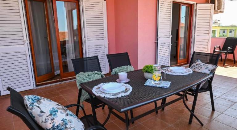 Holiday apartment with terrace & yard — photo 5