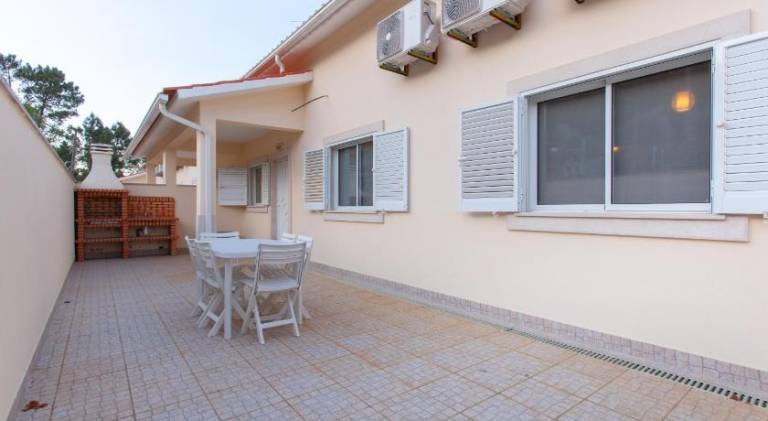 Beautiful vacation home with terrace, grill & pool | Suitable for remote work | Pet-friendly — photo 5