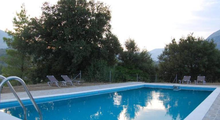 Vacation home with barbecue, yard & patio — photo 2