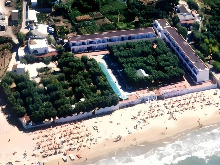 Serviced apartment with patio, grill & yard in Peschici