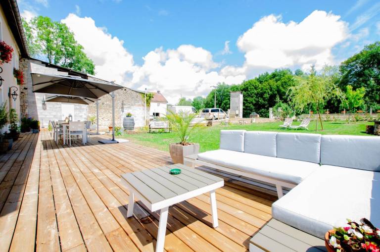 Gite with grill, yard & patio in Troyes