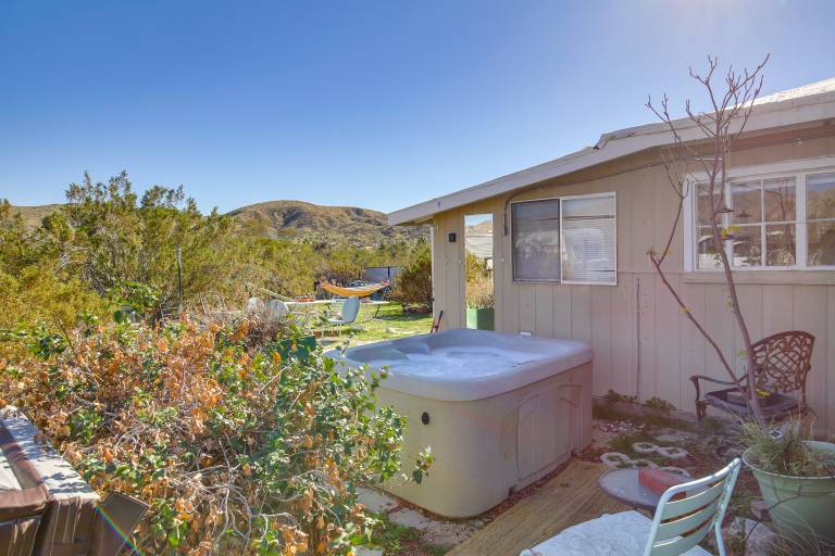 18 Mi to Joshua Tree NP: WFH-Ready Desert Escape in San Bernardino, CA