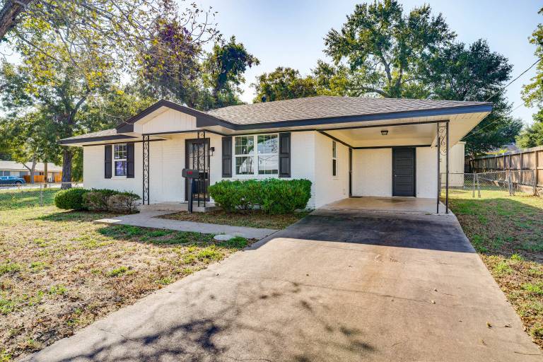 Walk to Town: Home w/ Yard in Brenham! — photo 3