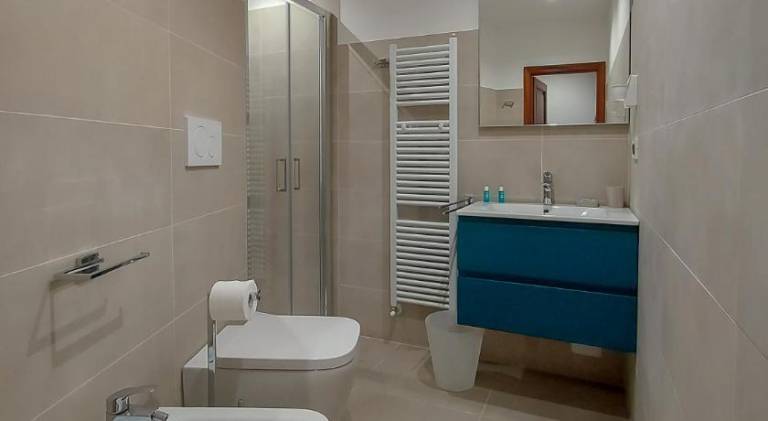 Serviced apartment with yard & patio — photo 2