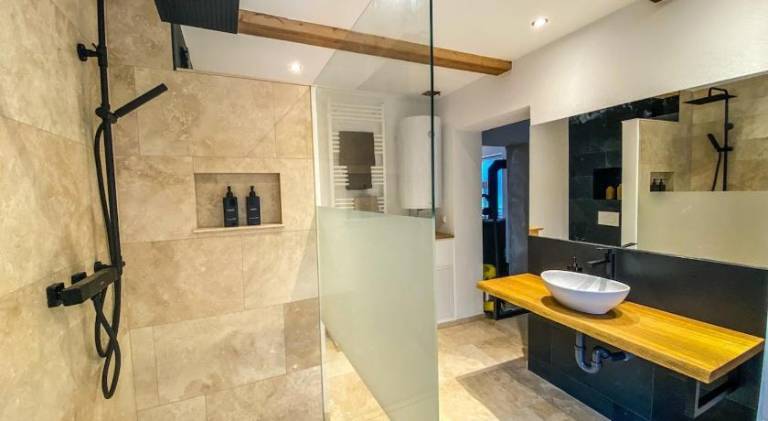 Vacation home with jacuzzi | Pets are welcome — photo 2
