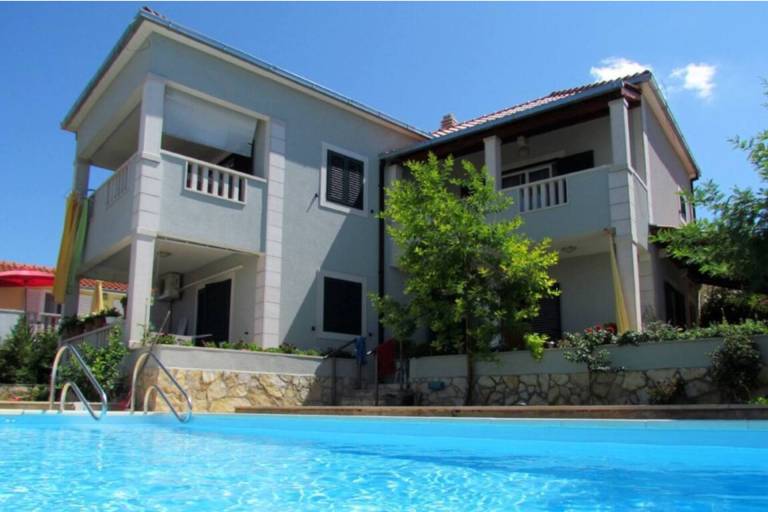 4 Bed Villa Sleeps 9 - Pool, Pets, Garden, Parking in Supetar