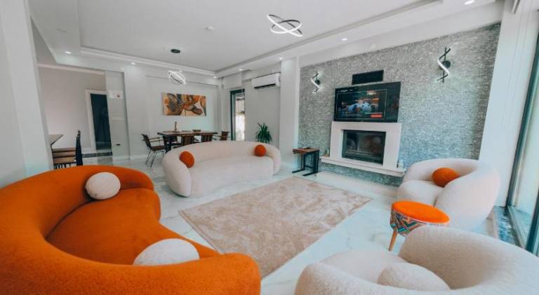Villa with terrace, private pool & yard | Water view — photo 2