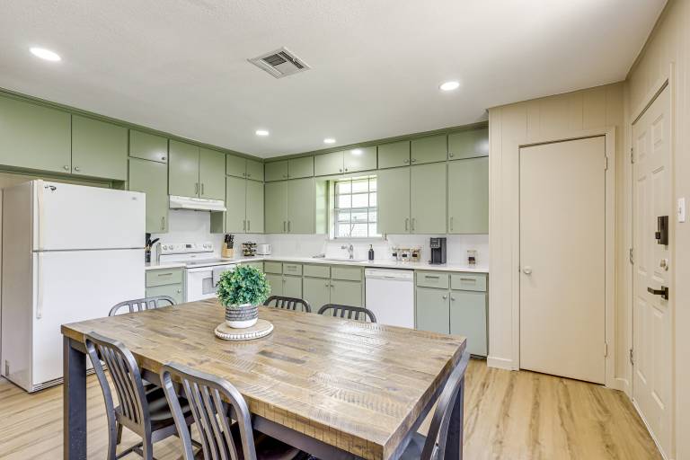 3 Mi to Dtwn Temple: Group-Ready Home w/ Yard — photo 2