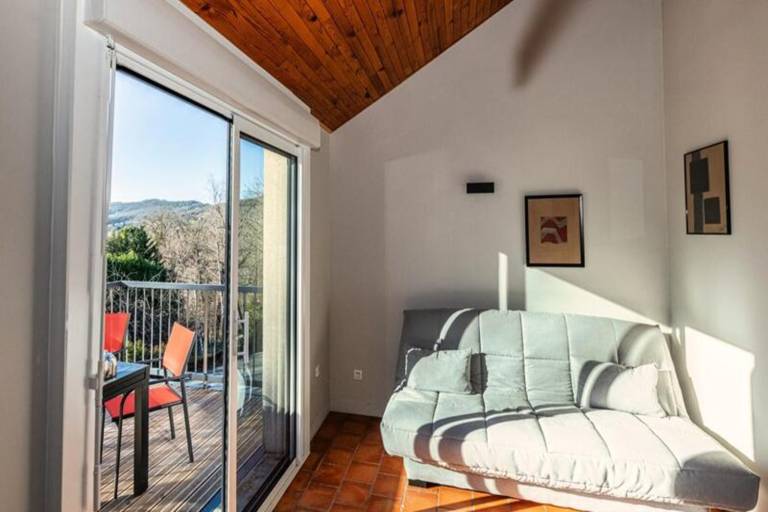 Holiday apartment with garden, barbeque & pool | Garden view — photo 5
