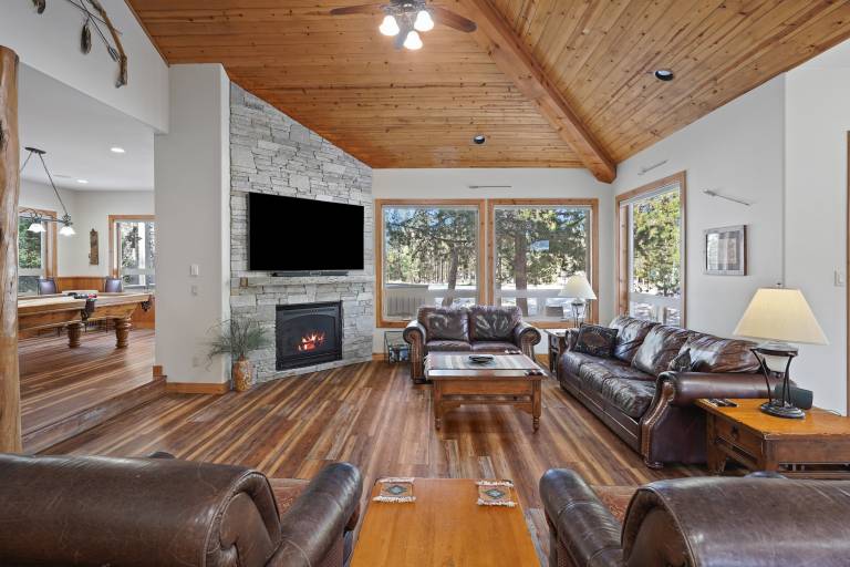 11 Vine Maple - Pool Table, Bikes, Luxury Lodge, A/C, SHARC Passes, Hot Tub in Bend, OR