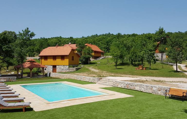 Vila  Ličko Lešće