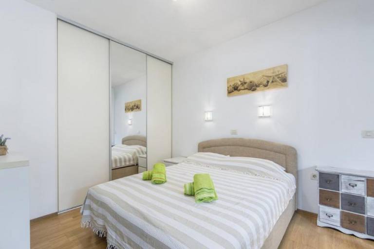 Fully equipped holiday apartment with fast internet & patio | Next to the beach | Pets are welcome — photo 4