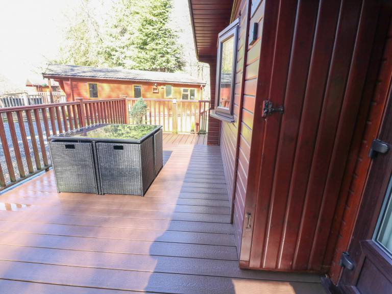 Cottage with yard & hot tub — photo 3