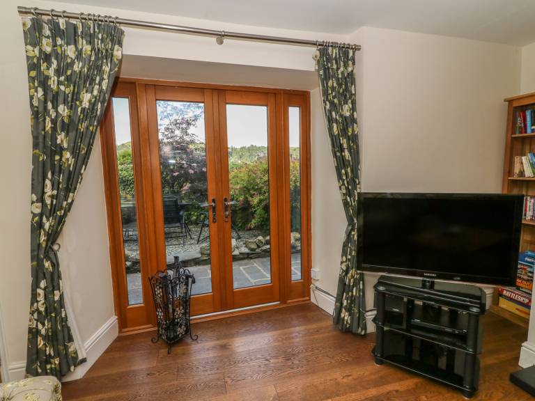 Cottage with yard — photo 2