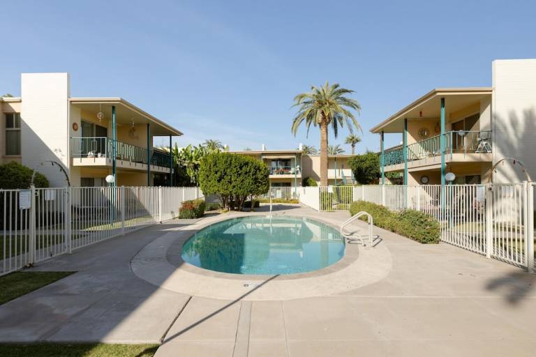 Condo  Roosevelt