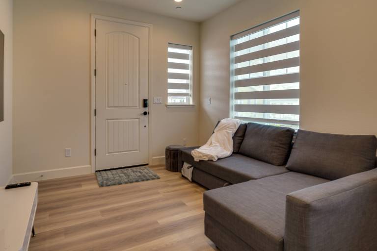 California Midterm Rental with Fenced Yard! — photo 4