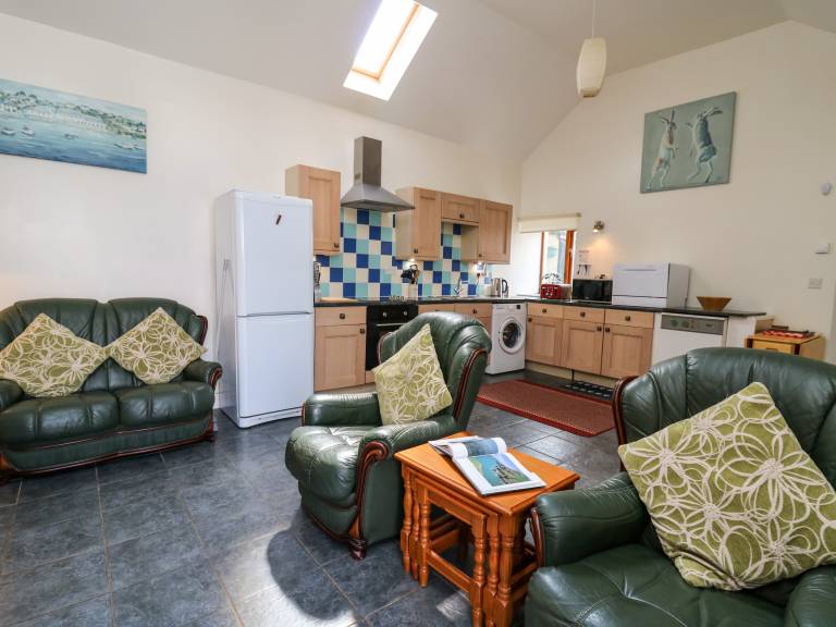 Family-friendly charming cottage with yard | Pets allowed — photo 3