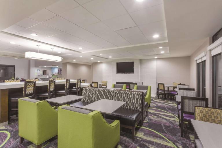 La Quinta Inn & Suites by Wyndham Columbus North — photo 4
