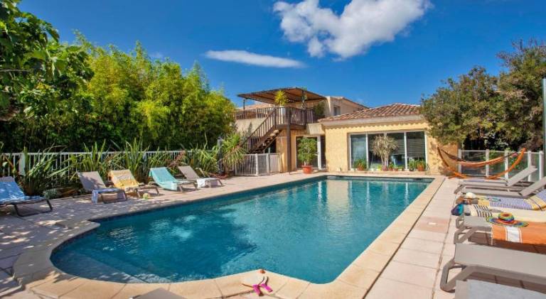 Vacation home with patio & pool — photo 3