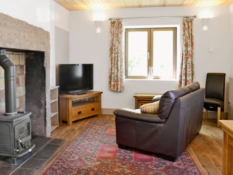 Cottage with garden — photo 2