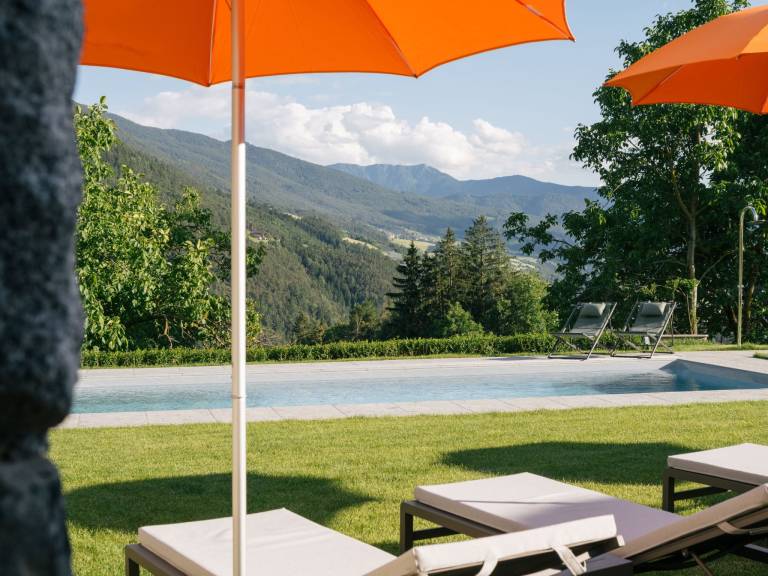 Holiday apartment with patio & pool — photo 5