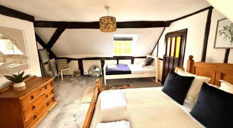 Stylish Tudor Cottage & Hot Tub — photo 2
