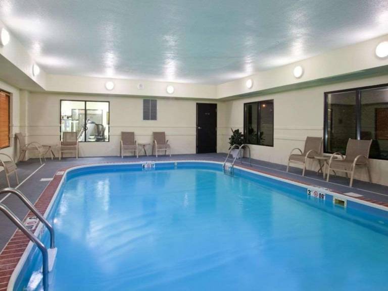 Baymont Inn & Suites Merrillville — photo 4